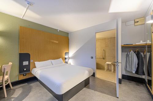 瓦讷B&B HOTEL Vannes Est Golfe du Morbihan的一间卧室设有一张大床和一个步入式淋浴间。