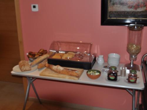 于伊费尔梅阿西恩酒店的一张桌子上放着一盘食物