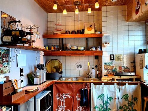 木浦市Leehakjang guesthouse的厨房配有水槽和台面
