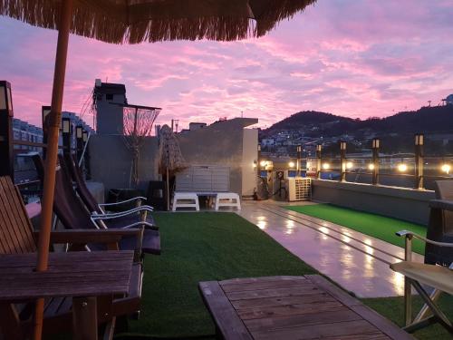 木浦市Leehakjang guesthouse的天 ⁇ 时享有城市美景的屋顶露台