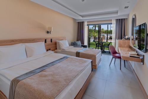 凯麦尔Swandor Hotels & Resorts - Kemer的酒店客房,配有床和沙发