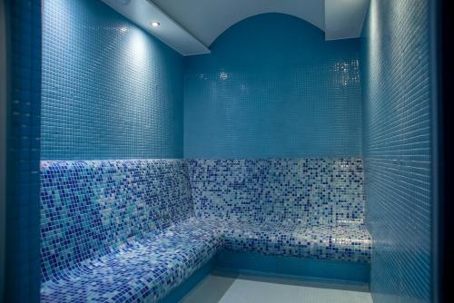 MidyatMidyat Royal Hotel & Spa的蓝色的浴室设有蓝色瓷砖和浴缸