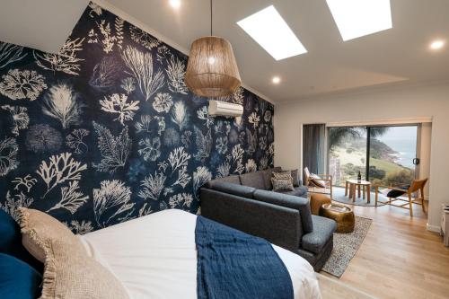 潘尼萧Sea Dragon Kangaroo Island的一间卧室设有一张床和一间客厅。
