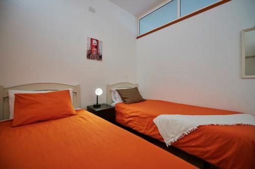 塔马达斯特Apartamento Mar y Sol Tamaduste con terracita y barbacoa a 12 metros del mar的两张睡床彼此相邻,位于一个房间里
