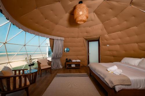 乌姆盖万Palette Siniya Island Resorts的一间卧室设有大房间,拥有大型天花板