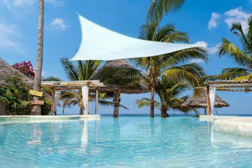 基济姆卡济Aya Beach Resort的棕榈树度假村的游泳池