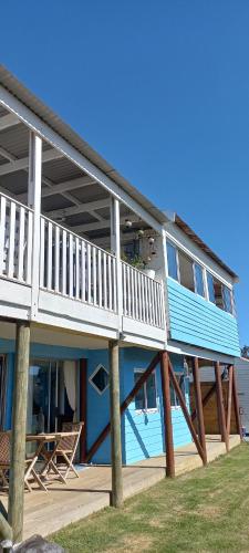 兰格班The Blue Room的带阳台和桌子的大型蓝色房屋