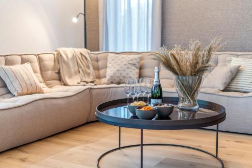 尼乌波特Villa Sailing-large luxury house in quiet location的客厅配有沙发和带酒杯的桌子