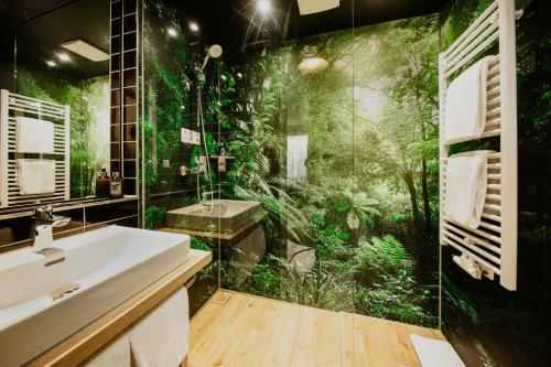 新乌尔姆Rioca Neu-Ulm Posto 5的一间带淋浴的浴室和绿色的墙壁
