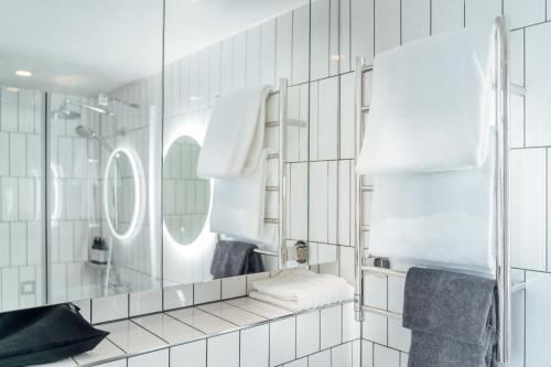 赫尔辛基UNITY Helsinki的带淋浴和镜子的浴室