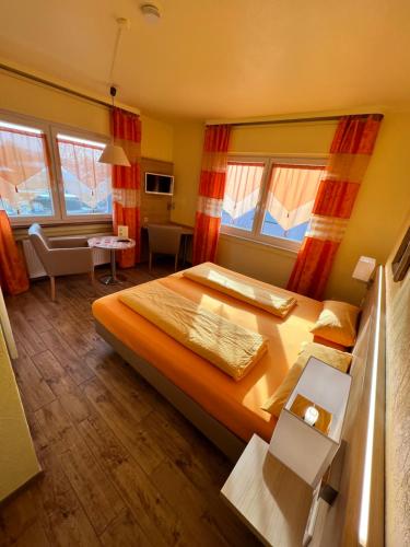 戈特马丁根Hotel-Heilsberg的一间带两张床的卧室和一间客厅