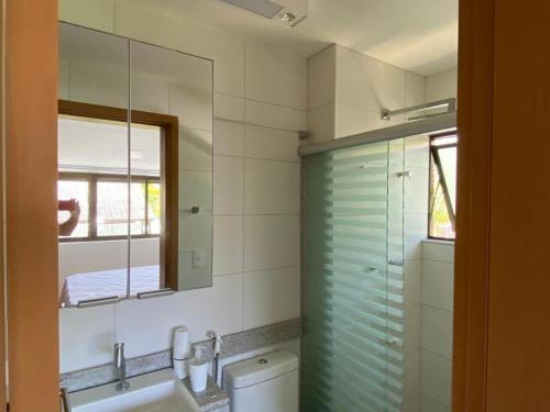 嘎林海斯港Muro alto Bangalô beach class ecolife的一间带水槽和镜子的浴室