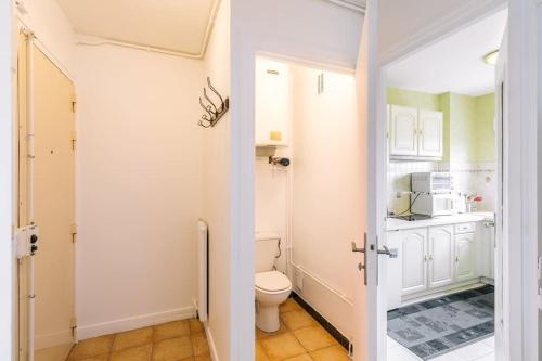 让蒂伊Marvellous Studio Paris 14的白色的浴室设有卫生间和厨房。
