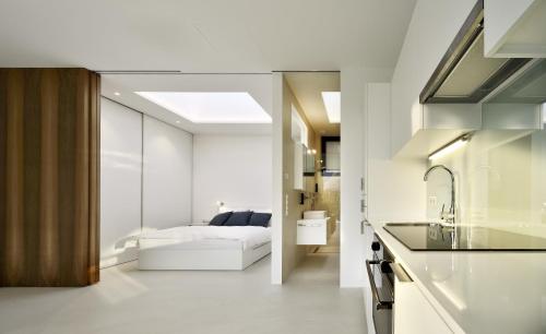 博尔扎诺镜子房屋的卧室内的白色厨房,配有床铺