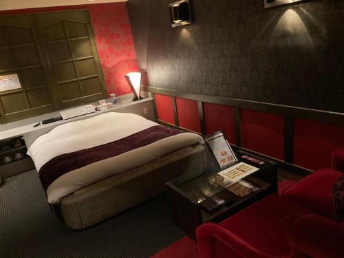 八王子市ホテル フェリエ hotel for adults的酒店客房,配有床和沙发