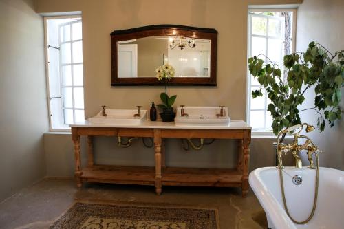 西萨默塞特San Gabriel Homestead的浴室设有2个水槽、浴缸和镜子