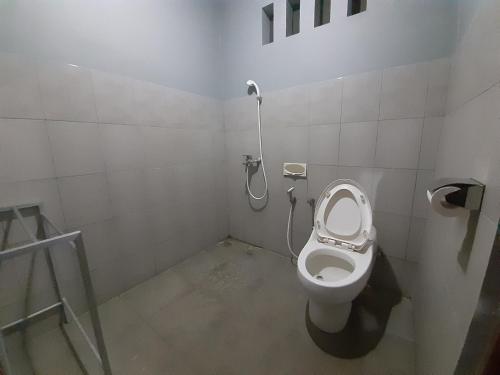 罗威那普拉布套房酒店的一间带卫生间和淋浴的小浴室