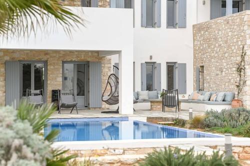 安倍拉斯Villa Iremía - Family house with beach access的庭院中带游泳池的房子