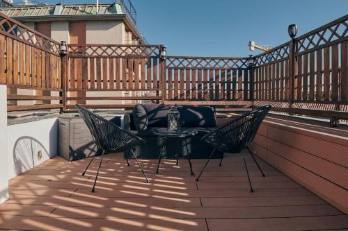 米兰Sant’Andrea Penthouse by Montenapoleone Living的阳台的天井配有桌椅