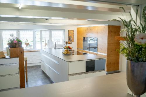 Sankt PeterzellGästehaus Aemisegg的厨房配有白色橱柜和台面