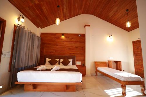 马迪凯里Lazo Coffee Bean Resort的一间卧室设有两张床和木制天花板