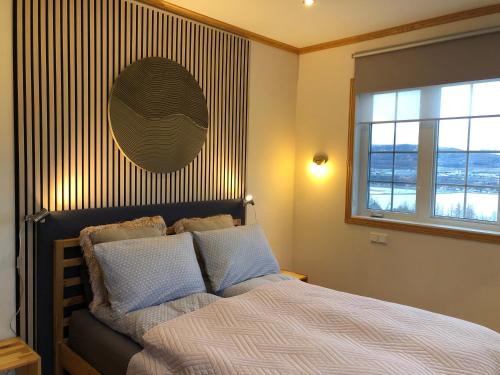阿克雷里Villa Mafini的一间卧室配有一张带条纹墙的床