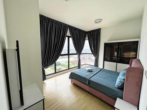 双溪毛糯Cozy & Comfy Home Dsara Sentral Opposite MRT的一间卧室设有一张床和一个大窗户