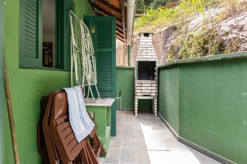 巴拉尤娜Delba Costa Smeralda - Barra do Una的绿色建筑,带长凳和楼梯间