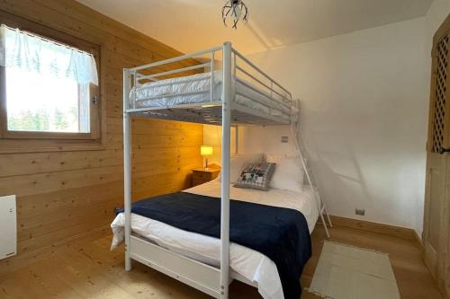 维拉尔叙尔多龙La Perle des Alpes C10 Apart.4* #Yolo Alp Home的小屋内一间卧室配有一张双层床