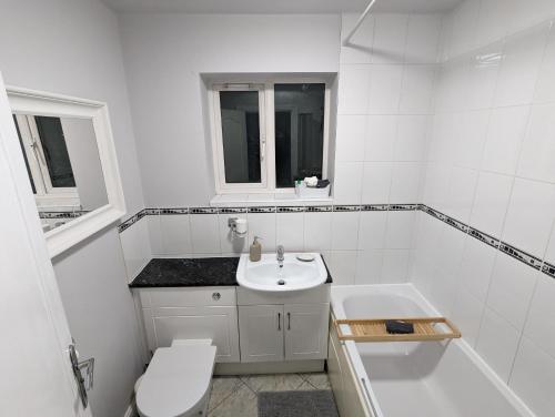BloxwichGreatmindz's home away from home的白色的浴室设有水槽和卫生间。
