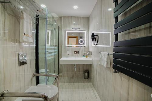BirmandreisRoyal Sahel的一间带水槽、卫生间和镜子的浴室