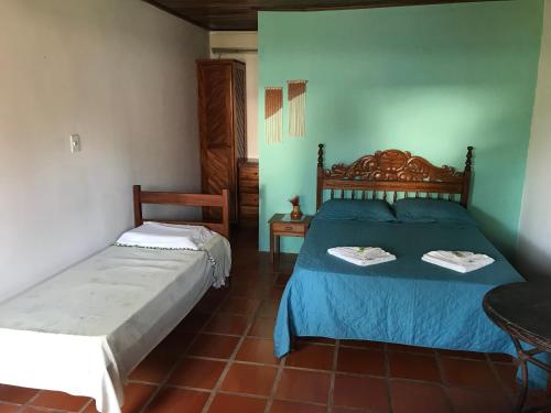 UnaAláfia Comandatuba的一间卧室,配有两张床