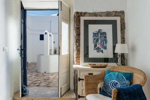 埃尔戈尔福Casa Rural Caleton del Golfo的客厅配有椅子和镜子