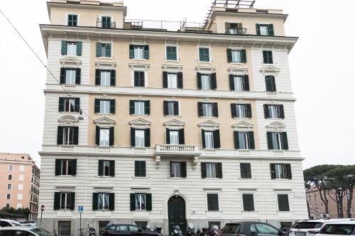罗马梵蒂冈豪华宾馆 的一座白色的大建筑,有很多窗户
