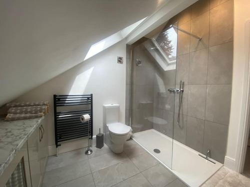 兰卡斯特Beautiful 1 bedroom holiday home in Lancaster的带淋浴和卫生间的浴室