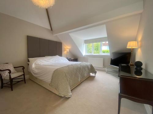 兰卡斯特Beautiful 1 bedroom holiday home in Lancaster的一间卧室设有一张大床和一个窗户。