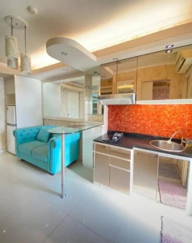 雅加达Sewa Apartemen Kalibata City by The Best的厨房配有蓝色的沙发和水槽
