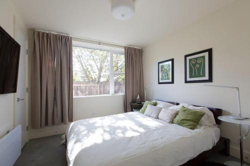西雅图LEED Platinum Green Home Getaway的一间卧室设有一张大床和一个窗户。