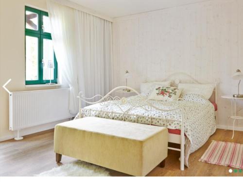 塔勒Dambachhaus Thale的白色的卧室设有白色的床和窗户。