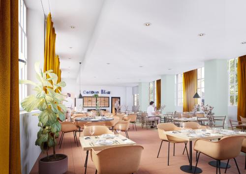 沙特尔Résidence Services Séniors MONTANA CHARTRES的餐厅设有桌椅,背景人员