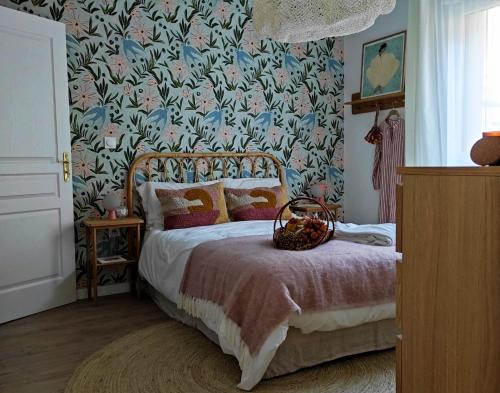 沙特尔Résidence Services Séniors MONTANA CHARTRES的一间卧室配有一张带花卉壁纸的床