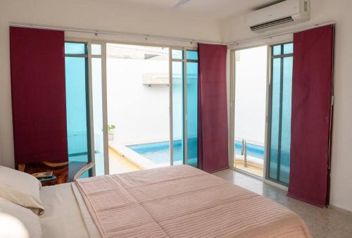 切图马尔Casa Medina的一间卧室配有一张床,享有海景