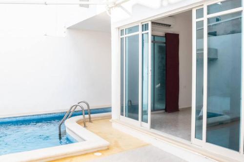切图马尔Casa Medina的客房设有游泳池和大窗户。