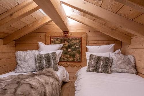 莫尔济讷Chalet Le R'Posiao的小木屋内一间卧室,配有两张床
