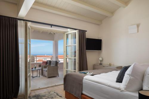 布罗托尼贾Villa Estelle by ILC (Istria Luxury Collection)的酒店客房设有一张床和一个阳台。
