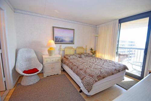 大洋城Sea Watch 1319的卧室配有床、椅子和窗户。