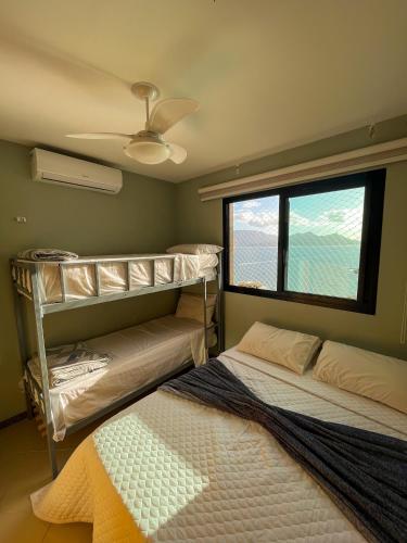 安格拉杜斯雷斯Apartamento Porto Real Resort (11.1 402) com vista panorâmica的带窗户的客房内的两张床