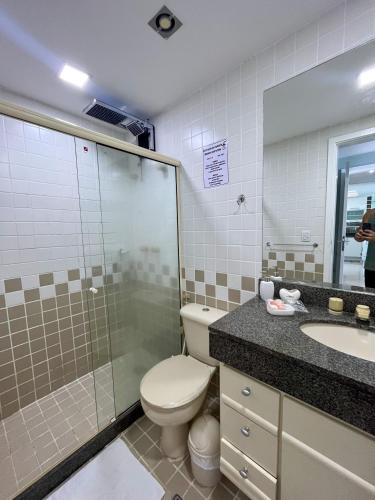 安格拉杜斯雷斯Apartamento Porto Real Resort (11.1 402) com vista panorâmica的浴室配有卫生间、淋浴和盥洗盆。