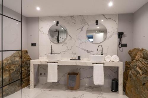 乌尔达Villa Lemar的一间带两个水槽和大理石墙的浴室