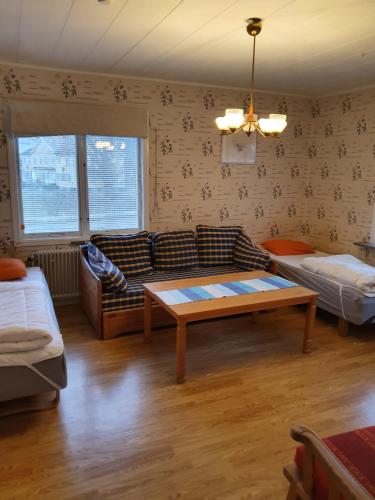StavsjoKolmården Apartments & Cottages的客厅配有沙发和桌子